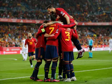 Los jugadores españoles celebran el gol de Dani Olmo ante Noruega Los jugadores españoles celebran el gol de Dani Olmo ante Noruega
