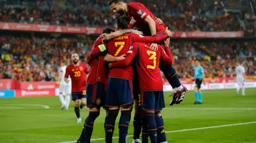 Los jugadores españoles celebran el gol de Dani Olmo ante Noruega Los jugadores españoles celebran el gol de Dani Olmo ante Noruega