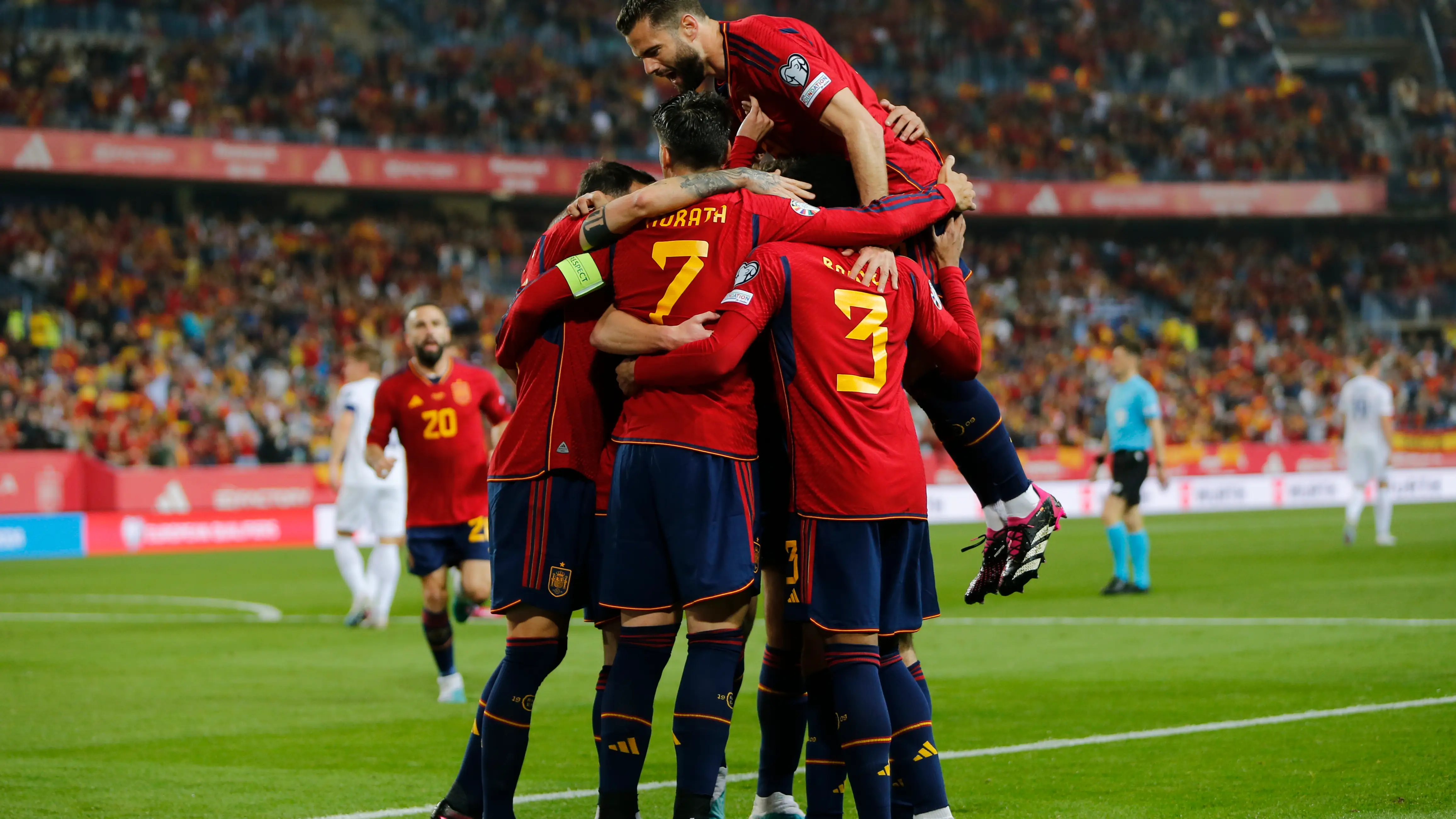 Los jugadores españoles celebran el gol de Dani Olmo ante Noruega Los jugadores españoles celebran el gol de Dani Olmo ante Noruega