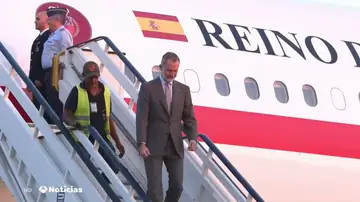 Un trabajador del aeropuerto se salta el protocolo y baja las escalera del avión con el rey Felipe VI Un trabajador del aeropuerto se salta el protocolo y baja las escalera del avión con el rey Felipe VI