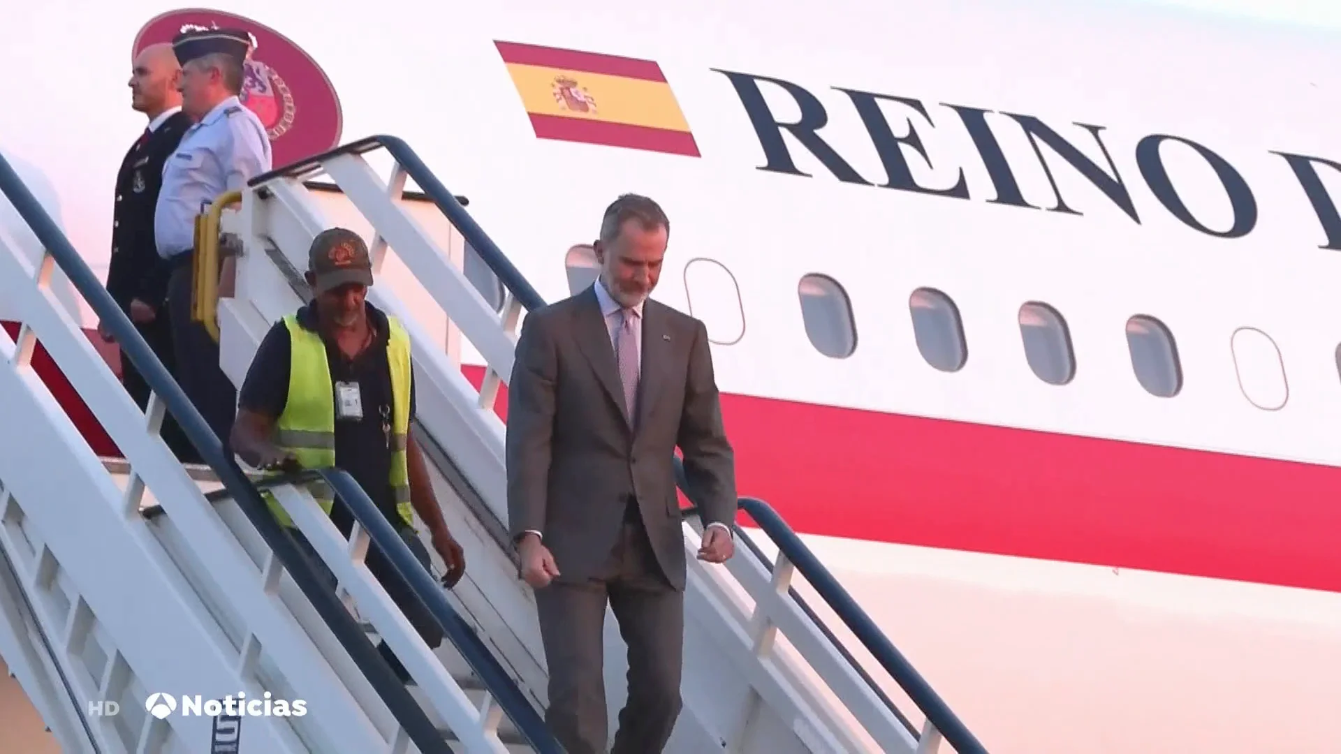Un trabajador del aeropuerto se salta el protocolo y baja las escalera del avión con el rey Felipe VI Un trabajador del aeropuerto se salta el protocolo y baja las escalera del avión con el rey Felipe VI