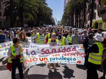 Miles de personas protestan en Málaga en defensa de la sanidad pública
