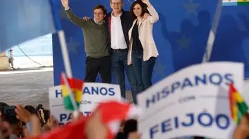 El presidente del PP, Alberto Núñez Feijóo, la presidenta de la Comunidad de Madrid, Isabel Díaz Ayuso (d) y el alcalde de Madrid, José Luis Martínez Almeida, este sábado en el acto del PP en Madrid con hispanos residentes en España, bajo el lema Europa es Hispana El presidente del PP, Alberto Núñez Feijóo, la presidenta de la Comunidad de Madrid, Isabel Díaz Ayuso (d) y el alcalde de Madrid, José Luis Martínez Almeida, este sábado en el acto del PP en Madrid con hispanos residentes en España, bajo el lema Europa es Hispana