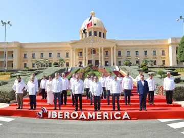 Presidentes y mandatarios asistentes a la XXVIII Cumbre Iberoamericana, en Santo Domingo (República Dominicana). Presidentes y mandatarios asistentes a la XXVIII Cumbre Iberoamericana, en Santo Domingo (República Dominicana).