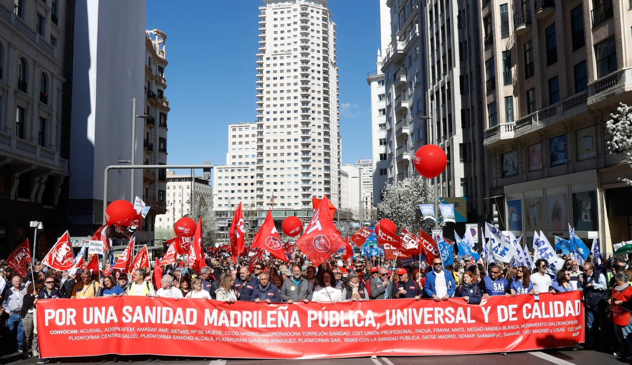 Cabecera de la manifestación convocada por diferentes organizaciones sanitarias de la Comunidad de Madrid en defensa de una sanidad pública, universal y de calidad, este domingo en Madrid.
