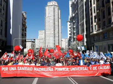 Cabecera de la manifestación convocada por diferentes organizaciones sanitarias de la Comunidad de Madrid en defensa de una sanidad pública, universal y de calidad, este domingo en Madrid.