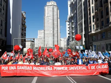 Cabecera de la manifestación convocada por diferentes organizaciones sanitarias de la Comunidad de Madrid en defensa de una sanidad pública, universal y de calidad, este domingo en Madrid. Cabecera de la manifestación convocada por diferentes organizaciones sanitarias de la Comunidad de Madrid en defensa de una sanidad pública, universal y de calidad, este domingo en Madrid.