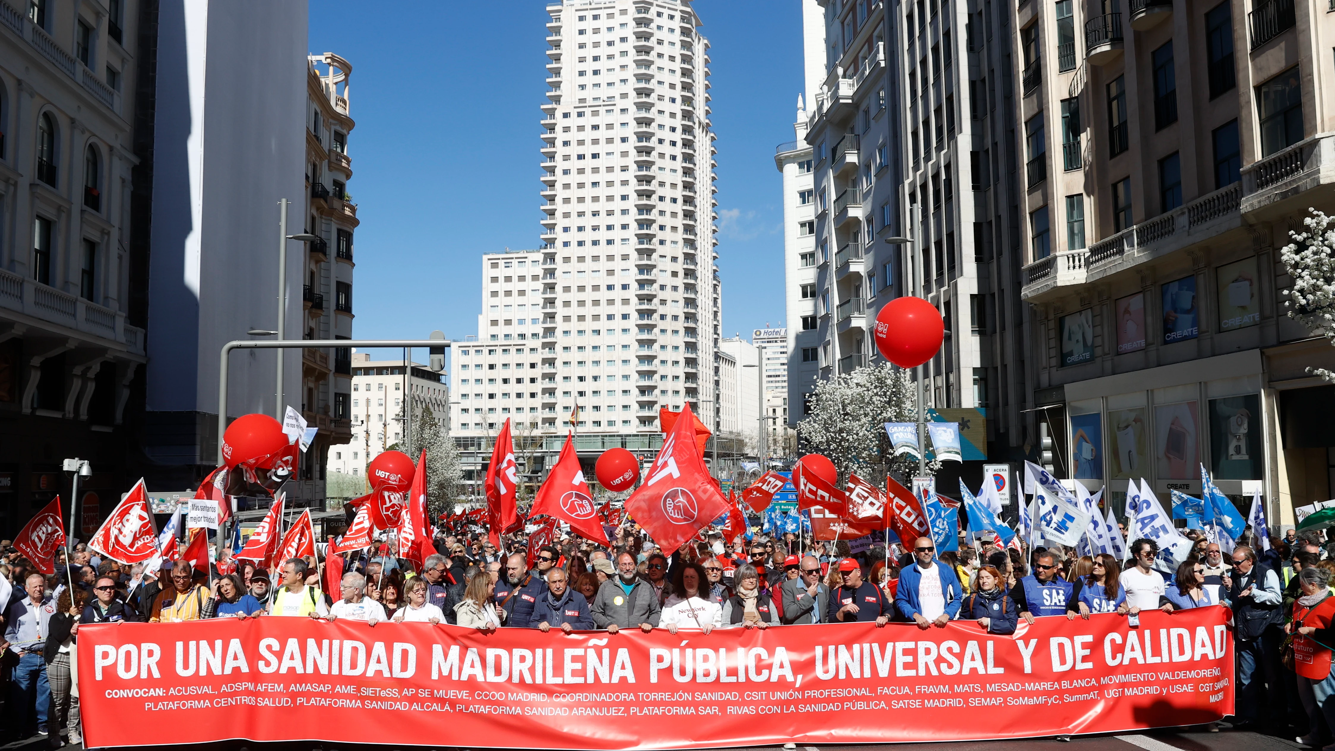 Cabecera de la manifestación convocada por diferentes organizaciones sanitarias de la Comunidad de Madrid en defensa de una sanidad pública, universal y de calidad, este domingo en Madrid. Cabecera de la manifestación convocada por diferentes organizaciones sanitarias de la Comunidad de Madrid en defensa de una sanidad pública, universal y de calidad, este domingo en Madrid.