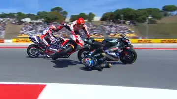 El momento exacto en el que Márquez impacta contra Miguel Oliveira El momento exacto en el que Márquez impacta contra Miguel Oliveira