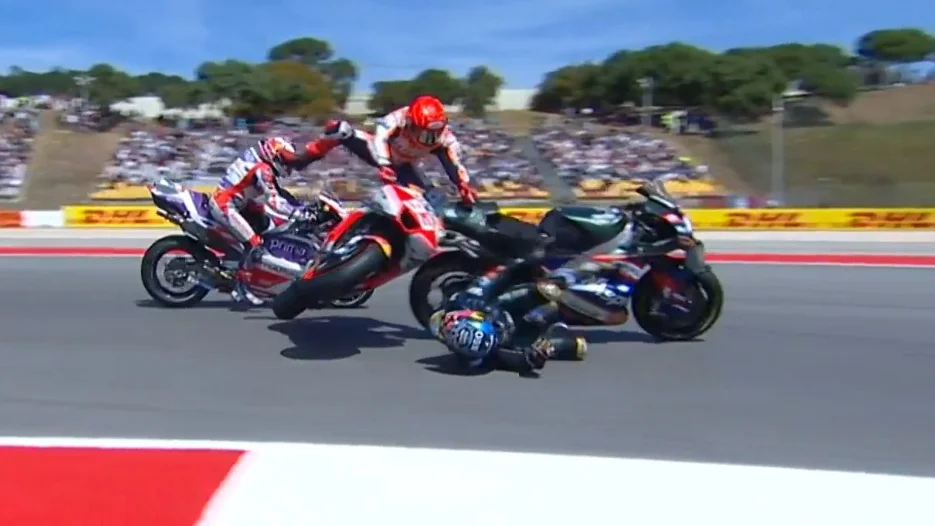 El momento exacto en el que M&aacute;rquez impacta contra Miguel Oliveira
