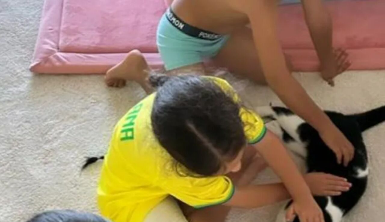 Los hijos de Georgina y Cristiano juegan con el gato que ya tiene dueño: Fernando Torres y su mujer