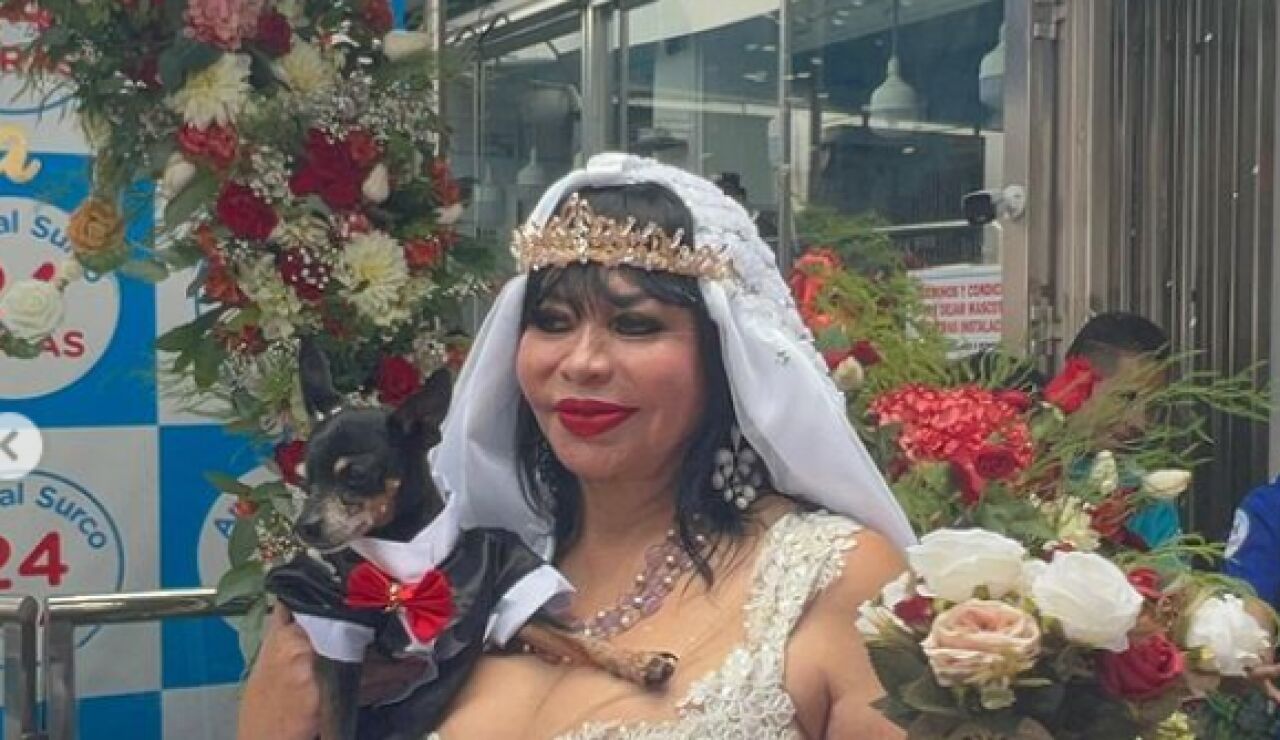 Imagen de Susy Diaz junto a su perro el día de la ceremonia