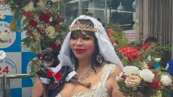 Imagen de Susy Diaz junto a su perro el día de la ceremonia Imagen de Susy Diaz junto a su perro el día de la ceremonia