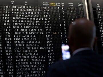 Un panel informativo muestra los vuelos cancelados en el Aeropuerto Internacional de Fráncfort