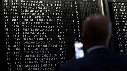 Un panel informativo muestra los vuelos cancelados en el Aeropuerto Internacional de Fráncfort Un panel informativo muestra los vuelos cancelados en el Aeropuerto Internacional de Fráncfort