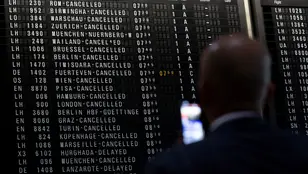 Un panel informativo muestra los vuelos cancelados en el Aeropuerto Internacional de Fráncfort