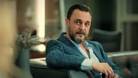 Nebahat le cuenta sus sospechas a Resul: “Creo que nos hemos equivocado con Akif y Suzan” Nebahat le cuenta sus sospechas a Resul: “Creo que nos hemos equivocado con Akif y Suzan”