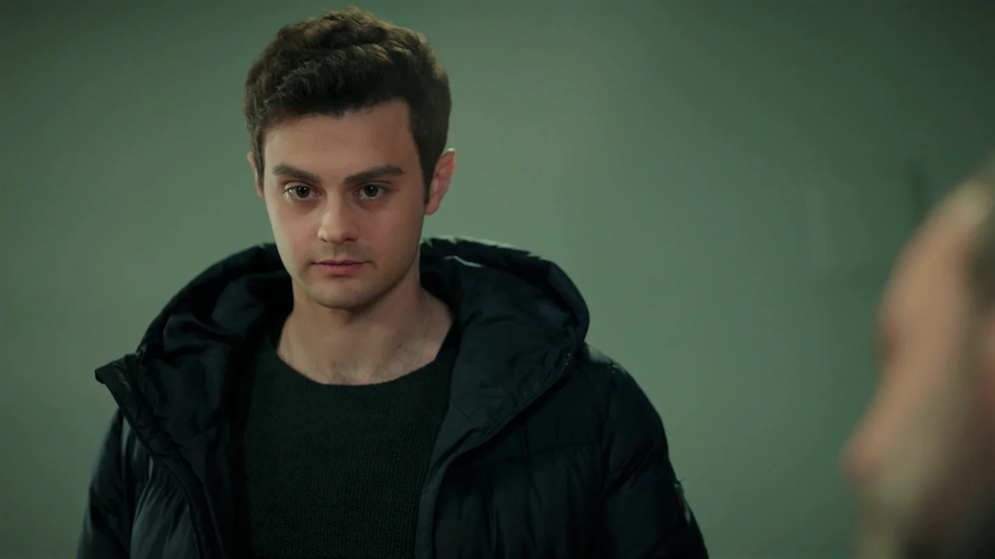 Ömer recibe una recompensa por haber salvado a la vida a los mafiosos… ¿Empezará a sospechar su familia? Ömer recibe una recompensa por haber salvado a la vida a los mafiosos… ¿Empezará a sospechar su familia?