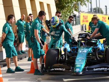 Fernando Alonso se baja del Aston Martin en Bahréin