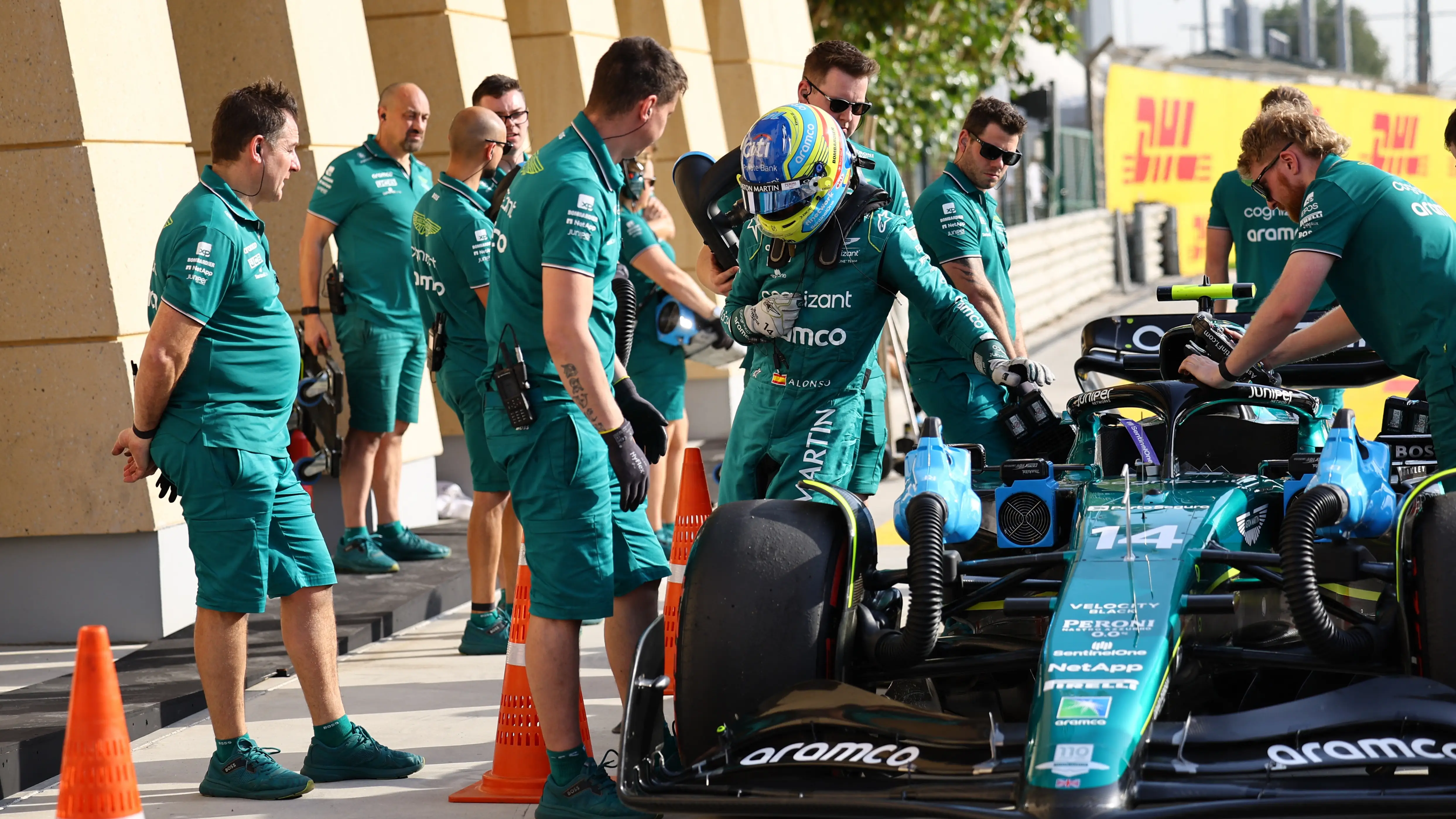 Fernando Alonso se baja del Aston Martin en Bahr&eacute;in