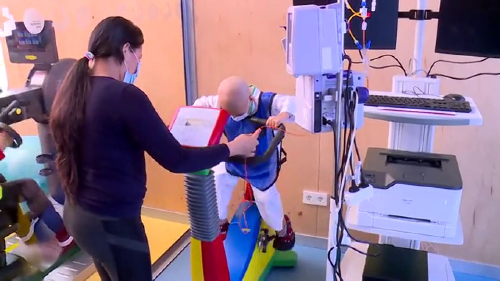 Los niños del servicio de oncología del Hospital de La Paz disfrutan por primera vez de un nuevo espacio para hacer ejercicio