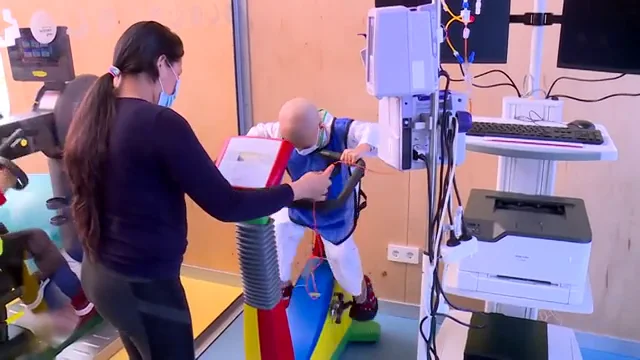 Jes&uacute;s, Lorena y El&iacute;as han sido los primeros en poder usar las m&aacute;quinas y los juegos de este nuevo espacio para ni&ntilde;os con c&aacute;ncer