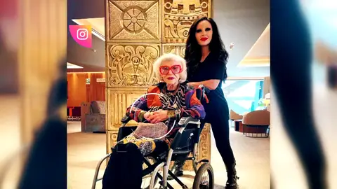 América, la madre de Alaska, disfruta como nadie de Benidorm junto a la cantante y Mario Vaquerizo