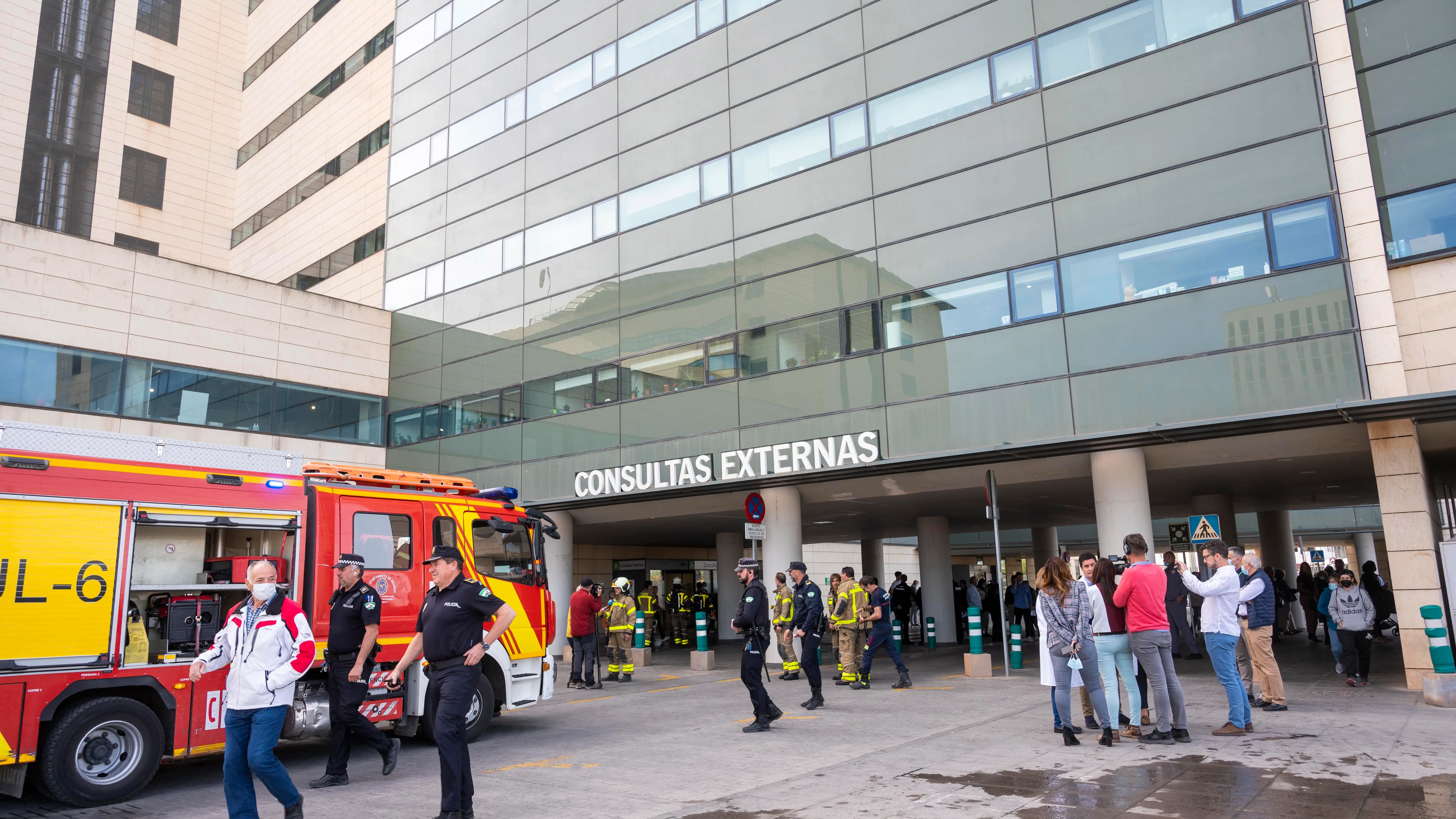 Imagen de los Bomberos en el Hospital Clínico de Granada en el momento del incendio Imagen de los Bomberos en el Hospital Clínico de Granada en el momento del incendio