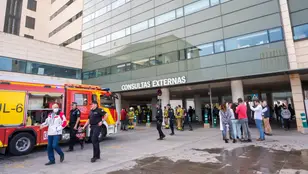Imagen de los Bomberos en el Hospital Clínico de Granada en el momento del incendio