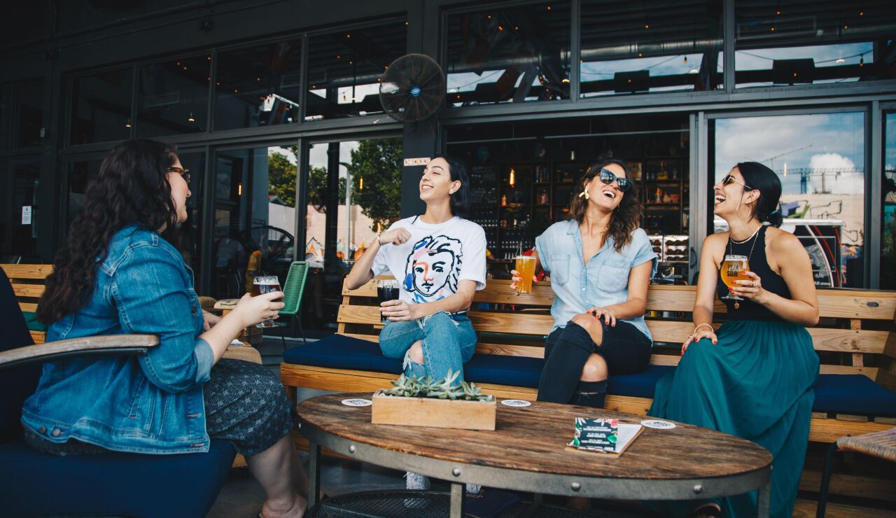 Un grupo de chicas disfrutan de una conversación