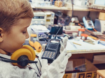 Un niño, con un aparato para radioaficionados