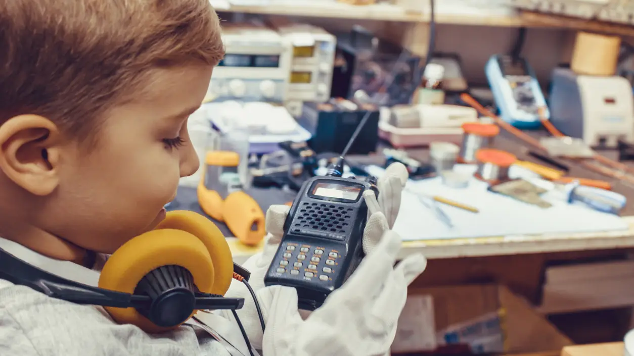 Un ni&ntilde;o, con un aparato para radioaficionados