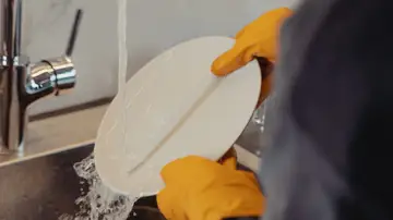 Persona lavando platos