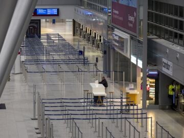 El aeropuerto de Düsseldorf desierto por la huelga de transportes en Alemania