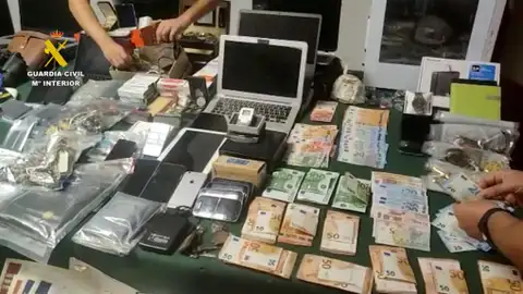 Imagen de algunos objetos sustraídos a los miembros de la organización Imagen de algunos objetos sustraídos a los miembros de la organización