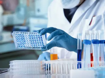 Análisis de muestras en un laboratorio Análisis de muestras en un laboratorio