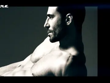Miguel Ángel Silvestre nos deja sin respiración tras verlo sin ropa... ¡Y besándose con una chica! Miguel Ángel Silvestre nos deja sin respiración tras verlo sin ropa... ¡Y besándose con una chica!