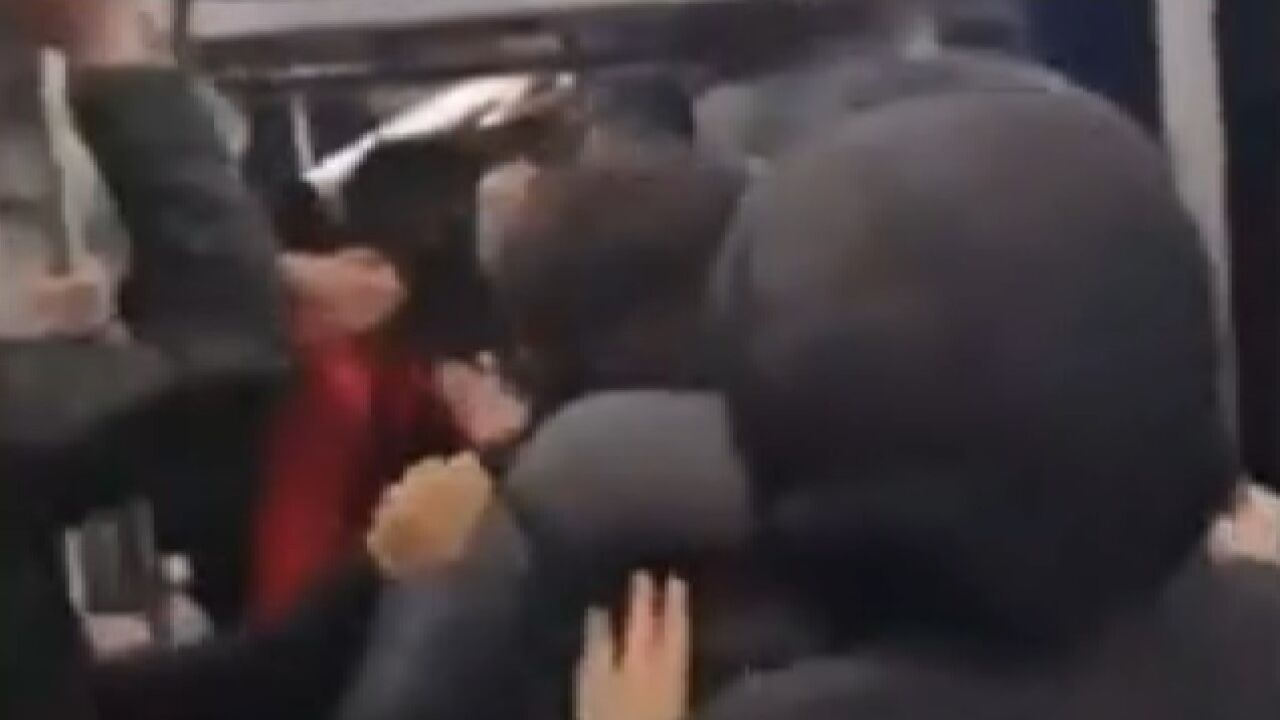 Una pelea en la estación de Batán en Madrid se salda con 16 detenidos y ...
