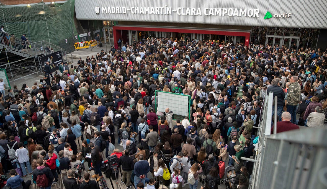 Los afectados por los retrasos en los trenes tras la incidencia en la estación de Chamartín-Clara Campoamor