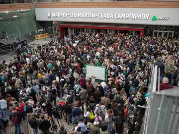 Los afectados por los retrasos en los trenes tras la incidencia en la estación de Chamartín-Clara Campoamor en marzo de 2023 Los afectados por los retrasos en los trenes tras la incidencia en la estación de Chamartín-Clara Campoamor en marzo de 2023