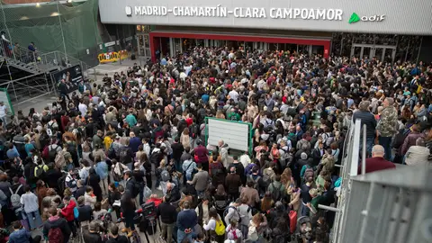 Los afectados por los retrasos en los trenes tras la incidencia en la estación de Chamartín-Clara Campoamor en marzo de 2023 Los afectados por los retrasos en los trenes tras la incidencia en la estación de Chamartín-Clara Campoamor en marzo de 2023