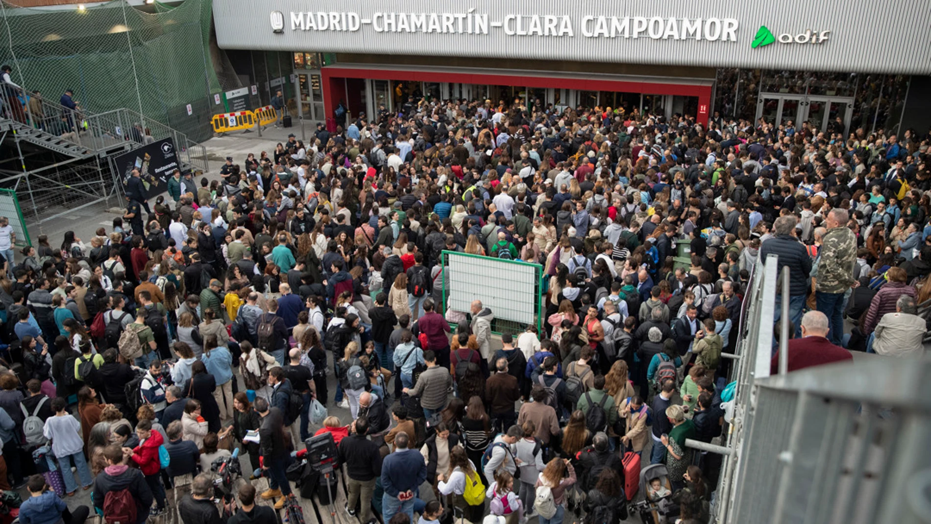 Los afectados por los retrasos en los trenes tras la incidencia en la estación de Chamartín-Clara Campoamor