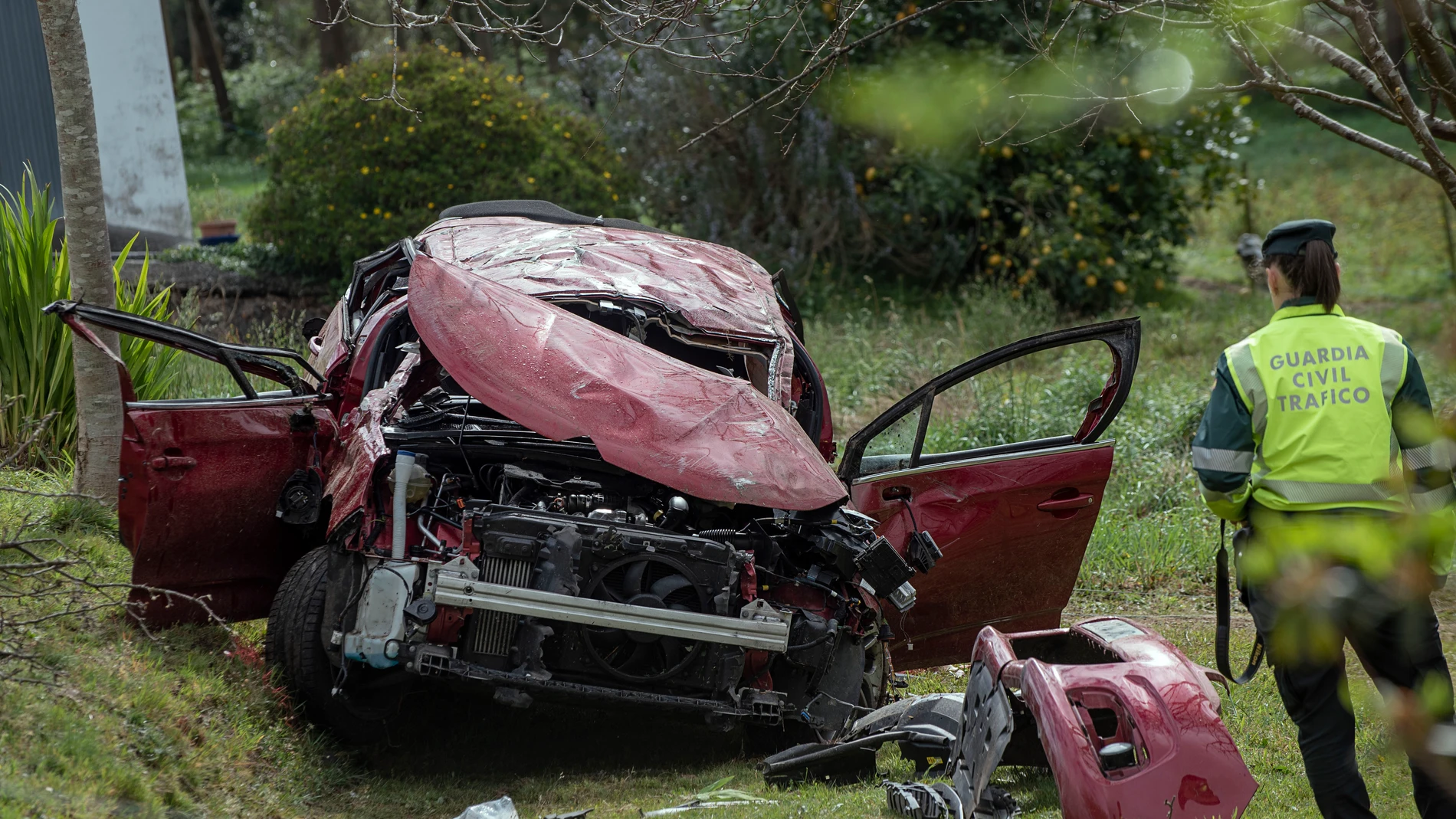 Estado del coche tras el accidente en Xove, Lugo
