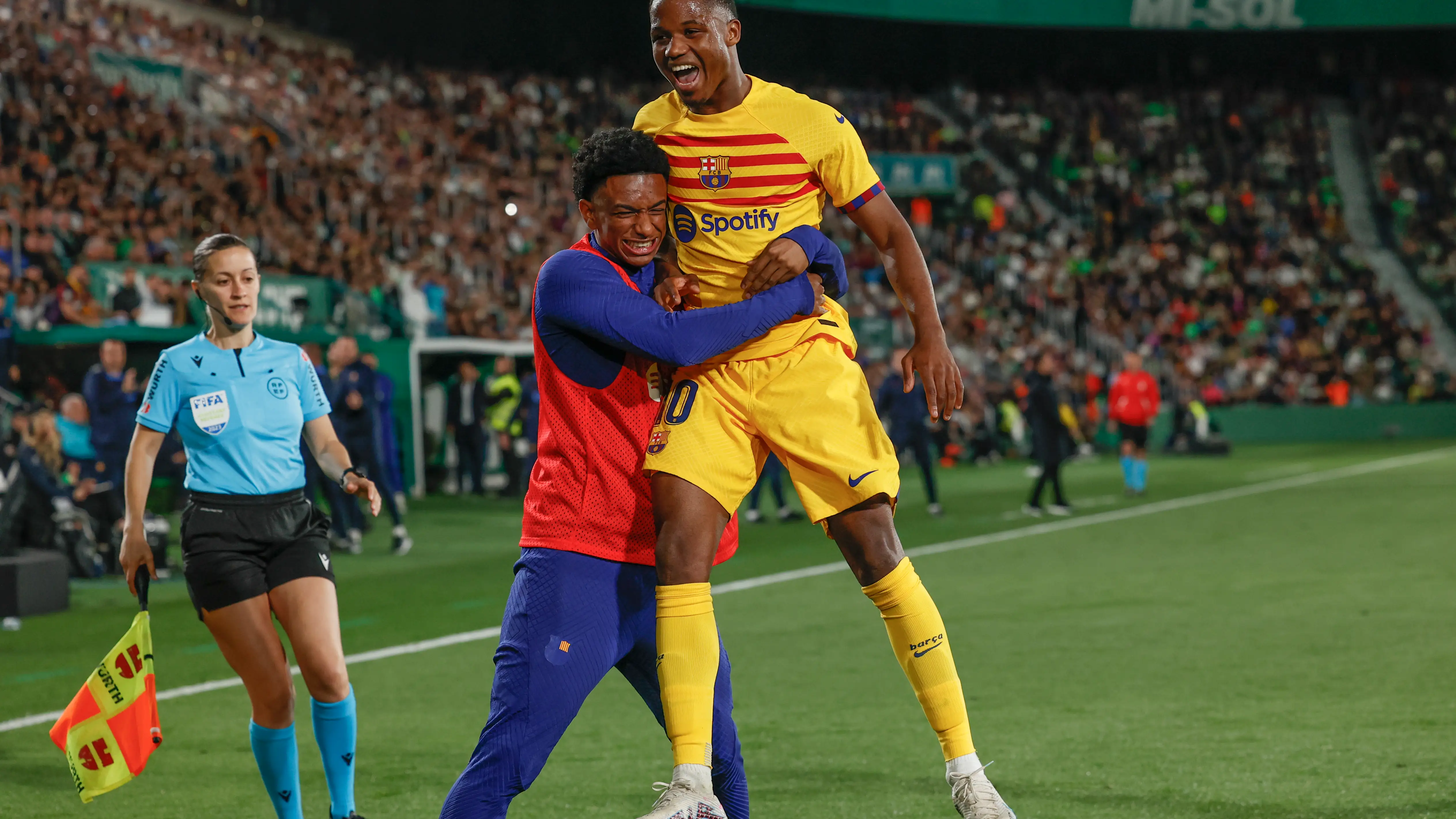 Ansu Fati se abraza con Balde tras marcar ante al Elche Ansu Fati se abraza con Balde tras marcar ante al Elche