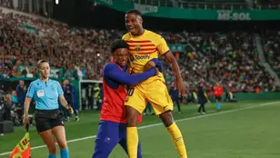 Ansu Fati se abraza con Balde tras marcar ante al Elche