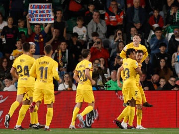 Los jugadores del Barça celebran el tanto de Lewandowski al Elche