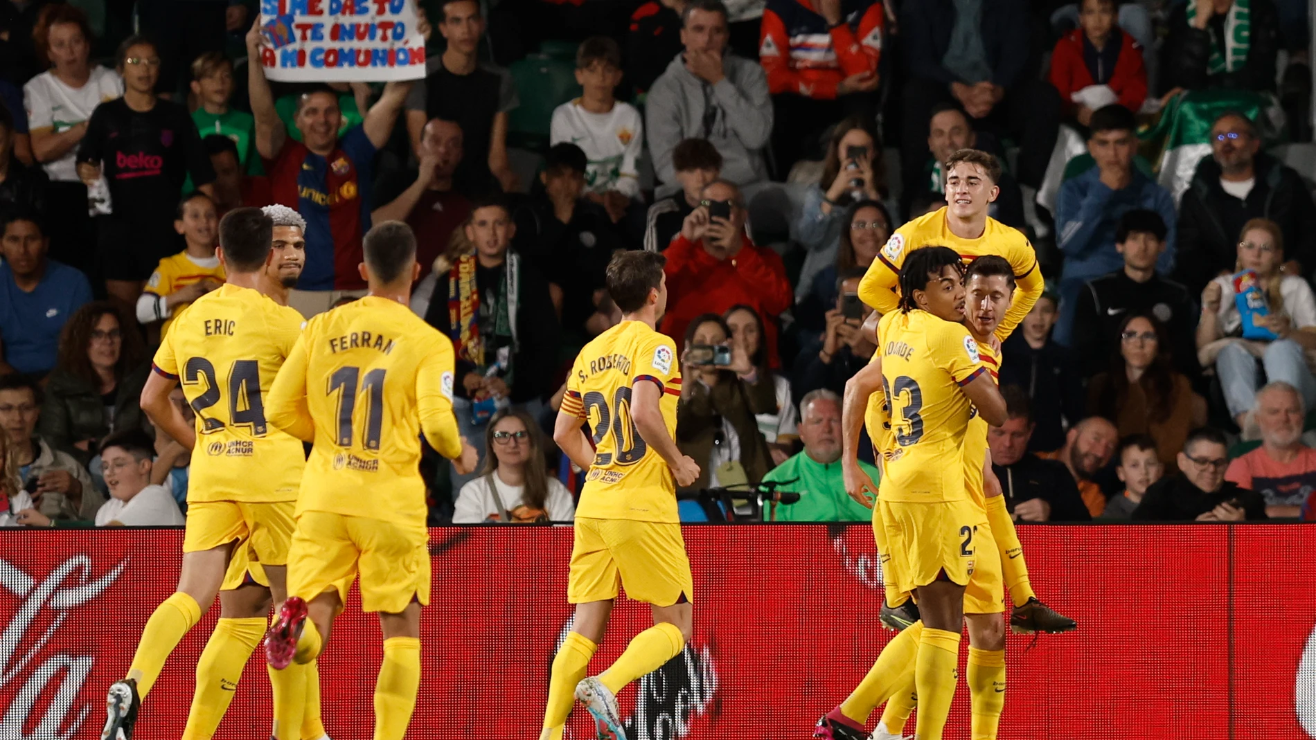 Los jugadores del Barça celebran el tanto de Lewandowski al Elche