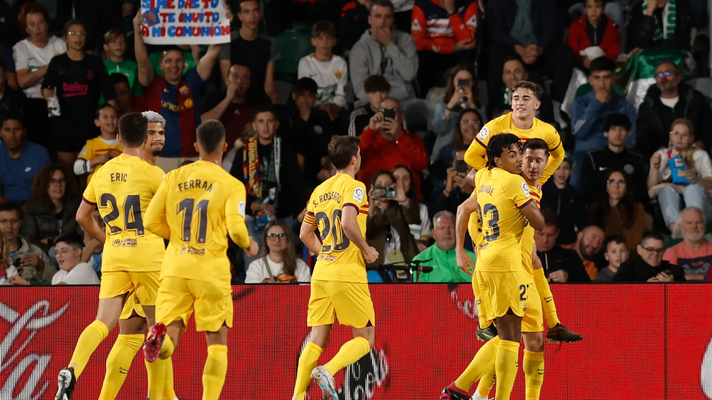 Los jugadores del Barça celebran el tanto de Lewandowski al Elche Los jugadores del Barça celebran el tanto de Lewandowski al Elche
