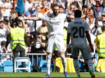 Benzema celebra con Vinicius uno de sus goles ante el Valladolid