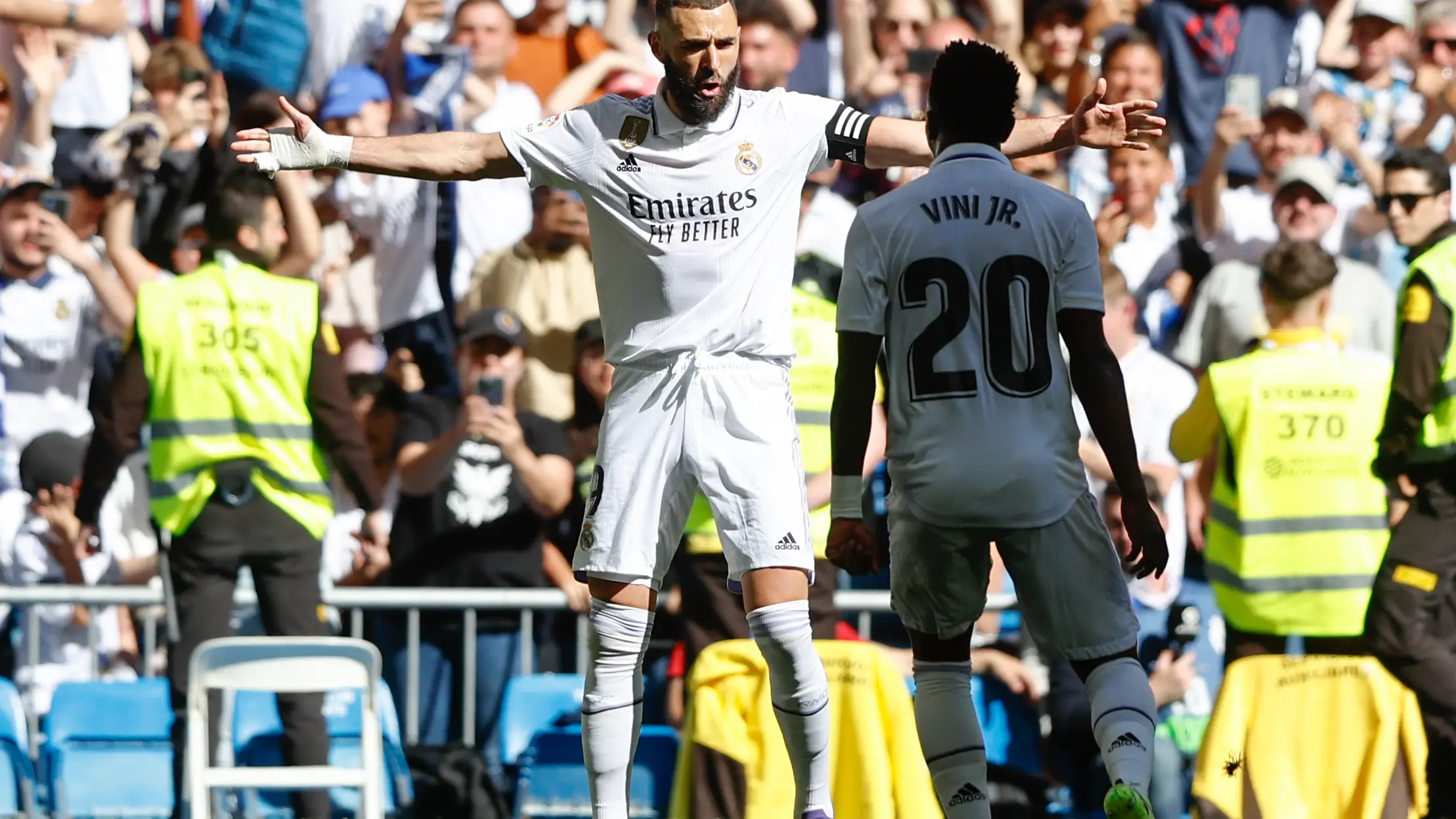 Benzema celebra con Vinicius uno de sus goles ante el Valladolid Benzema celebra con Vinicius uno de sus goles ante el Valladolid